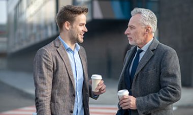 El poder del reverse mentoring: Cómo los profesionales jóvenes están revolucionando el mundo empresarial