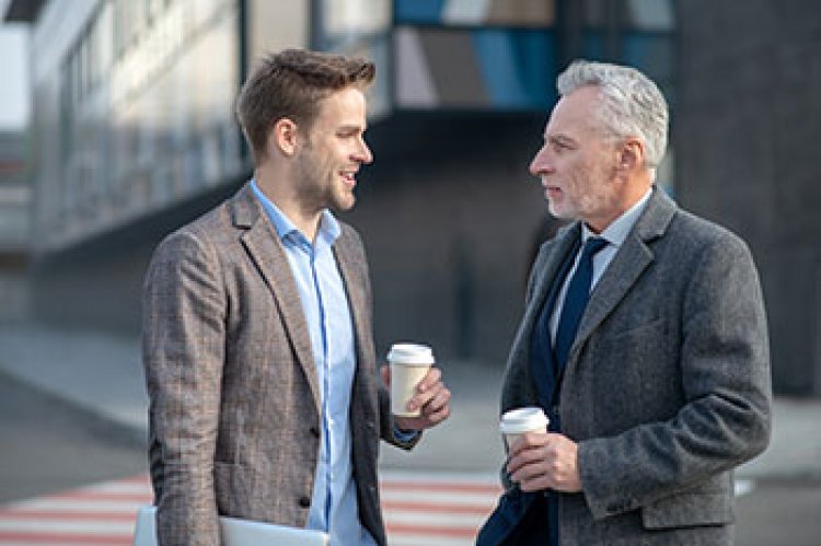 El poder del reverse mentoring: Cómo los profesionales jóvenes están revolucionando el mundo empresarial